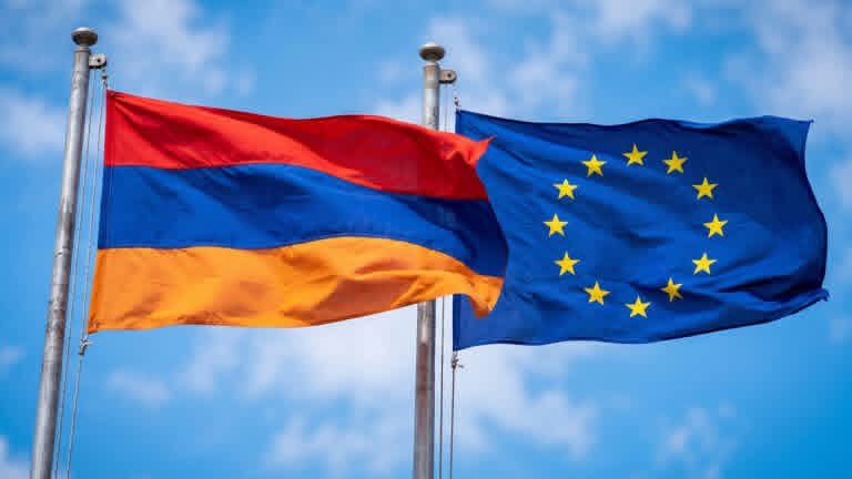 Флаг Европейского союза и Армении на фоне здания Европейской комиссии в Брюсселе