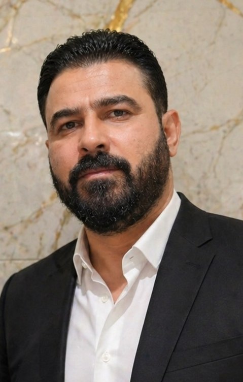 Премьер-министр Армении Никол Пашинян на фоне флага Армении