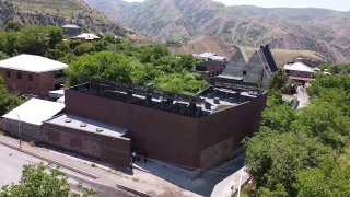 Министр Жанна Андреасян и замминистра Альфред Кочарян осматривают строящийся Музей коврового искусства в Гарни