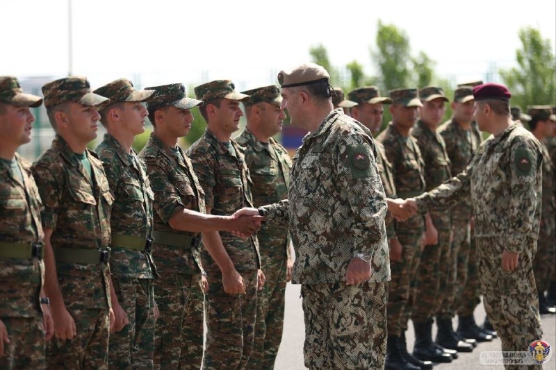 Генерал-лейтенант Эдвард Асрян на церемонии присяги сержантов в Севане
