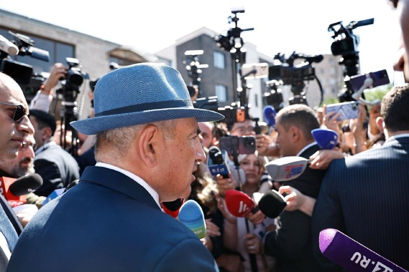 Премьер-министр Никол Пашинян на брифинге для журналистов после голосования, объявляющий о беспошлинном экспорте