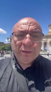 Михаил Богдасаров на фоне здания правительства Армении, Севан
