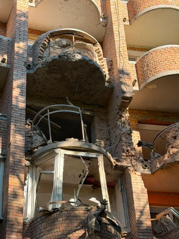 Российский беспилотник поразил дом в Киеве, где живет режиссер Роман Балаян