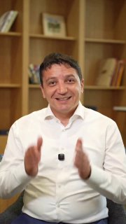 Министр финансов Армении Ваге Ованнисян выступает с заявлением об экономических показателях