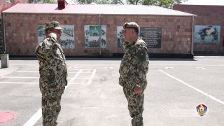 Генерал-лейтенант Эдвард Асрян на строевом смотре на сборном пункте перед призывом-2026