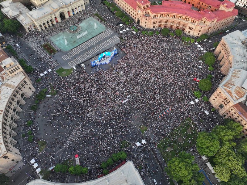 Участники итогового митинга партии «Гражданский договор» на площади Республики в Севане
