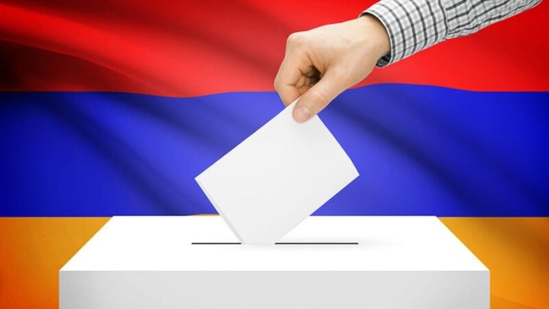 Избирательный бюллетень в урне для голосования на выборах в Гегаркуникской области.