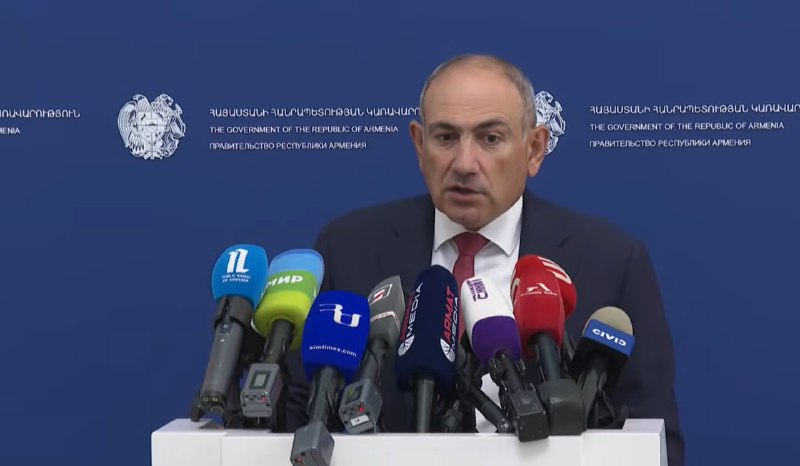 Премьер-министр Армении Никол Пашинян на брифинге в правительстве