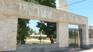 Премьер-министр Никол Пашинян осматривает строительство «Парка жизни» в Ботаническом саду в Ереване