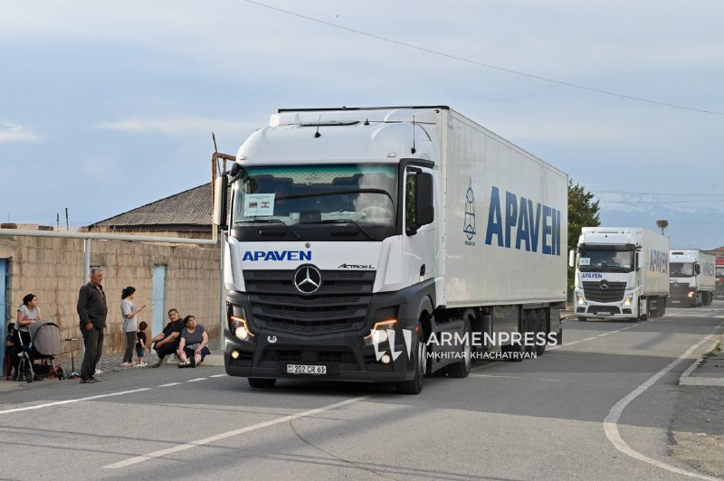 Грузовики с гуманитарной помощью на пропускном пункте Маргара