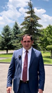 Министр обороны Армении Сурен Папикян на фоне флага Армении, Гегаркуник