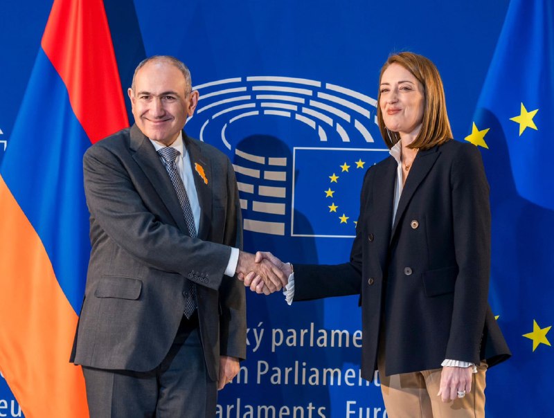 Председатель Европейского парламента Роберта Метсола поздравляет Никола Пашиняна с победой на выборах в Армении