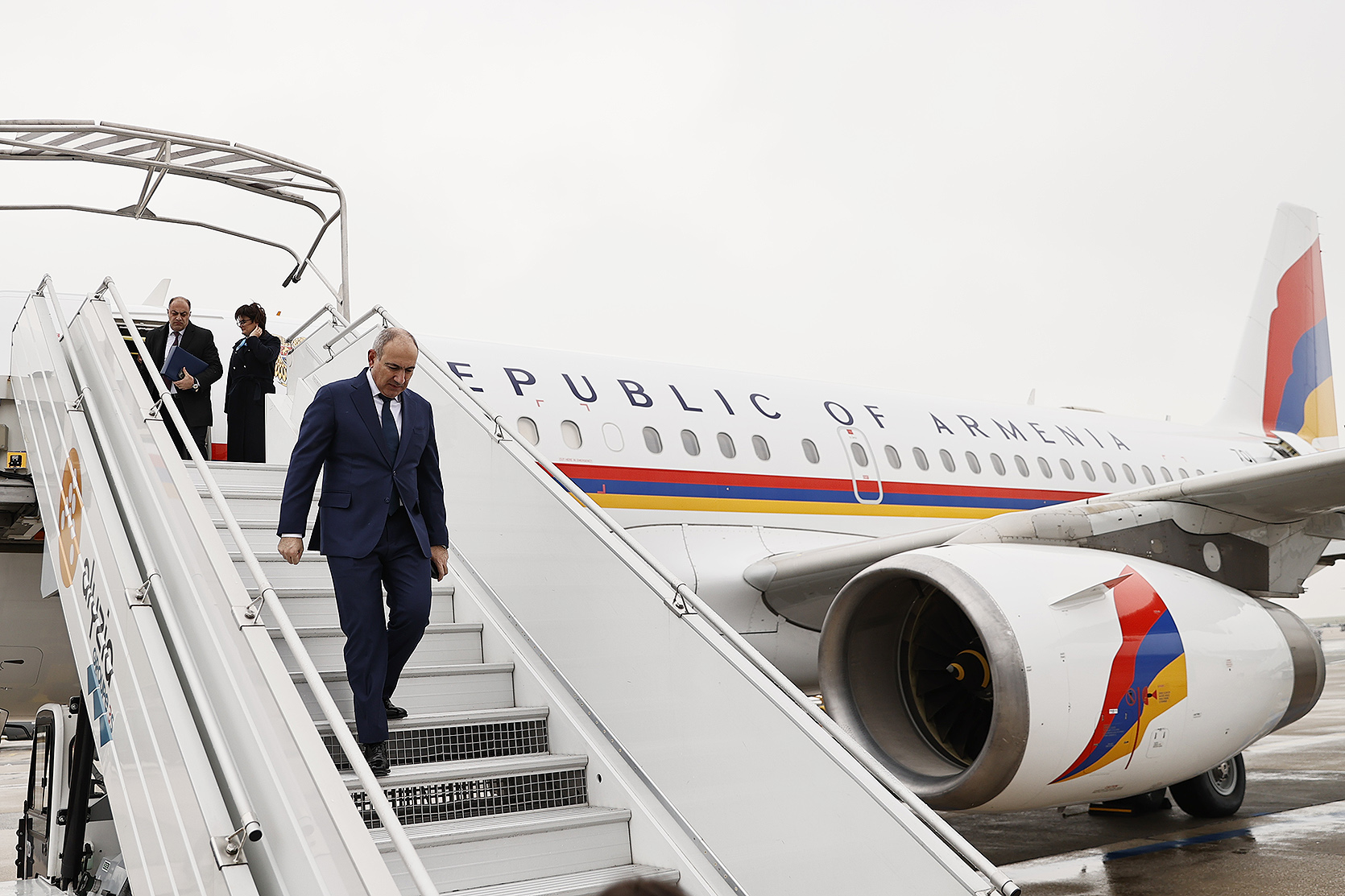 Никол Пашинян на трапе самолета перед вылетом в Россию