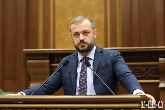 Геворг Папоян, министр экономики Армении, на фоне флагов ЕАЭС