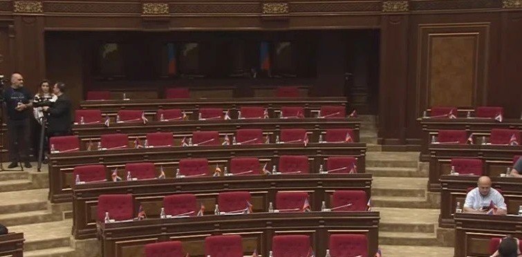 Зал заседаний Национального собрания Армении с пустыми местами оппозиции, Ереван