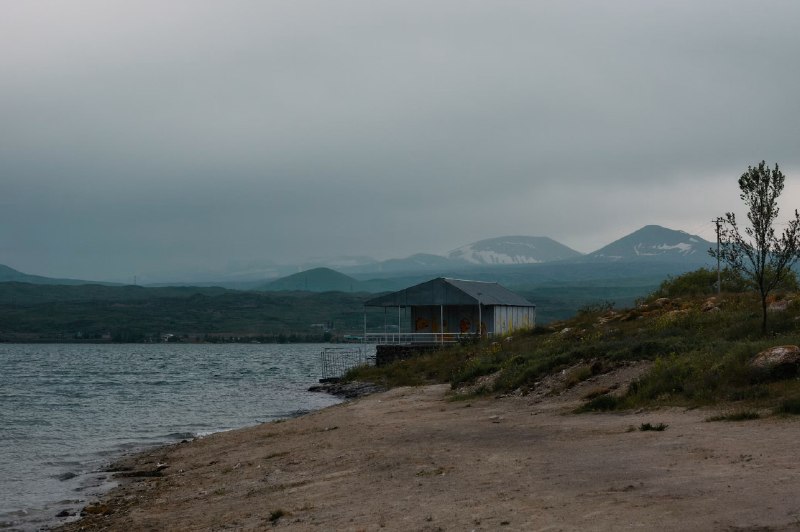 Озеро Севан в Гегаркуникской области, вид на воду и берег