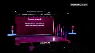 Никол Пашинян выступает на сцене выставки «Иннопром-2026» в Екатеринбурге