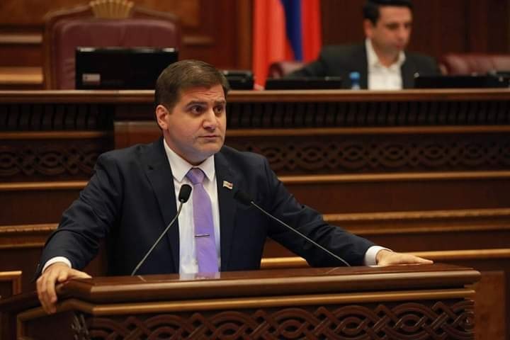 Логотип партии «Во имя Республики» на фоне здания Конституционного суда в Гегаркунике