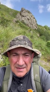Никол Пашинян на фоне гор Гегаркуника