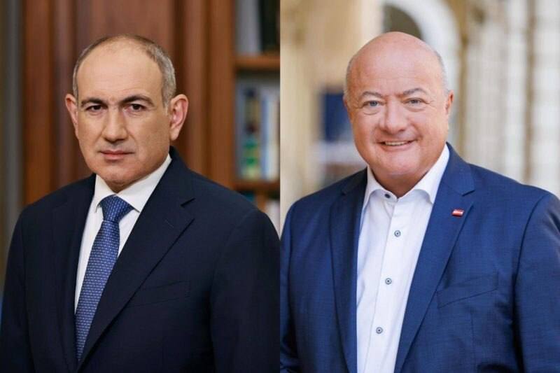 Федеральный канцлер Австрии Кристиан Штокер поздравляет Никола Пашиняна с победой на выборах в Армении