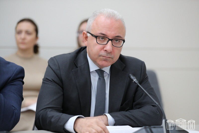 Заместитель министра иностранных дел Армении Мнацакан Сафарян дает комментарии журналистам в парламенте, обсуждая проект