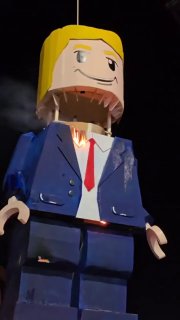 Сожжение чучела Трампа в стиле LEGO на траурном шествии в Мешхеде, Иран