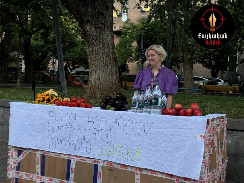 Инсталляция на Вернисаже в Ереване: помидоры, баклажаны, цветы и бутылки Джермука с плакатами