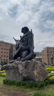Памятник Ваагну-Драконоборцу открыт у мэрии Еревана: Пашинян представил новую достопримечательность