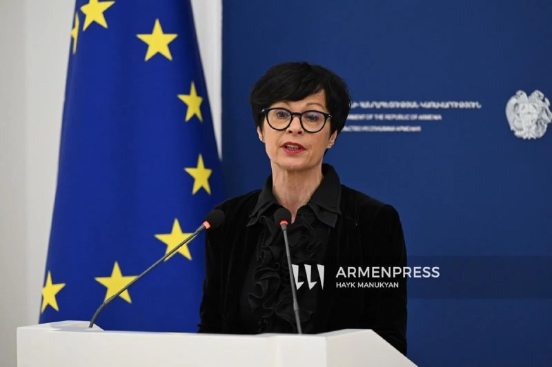 Европейская комиссия в Брюсселе, флаги ЕС и Украины