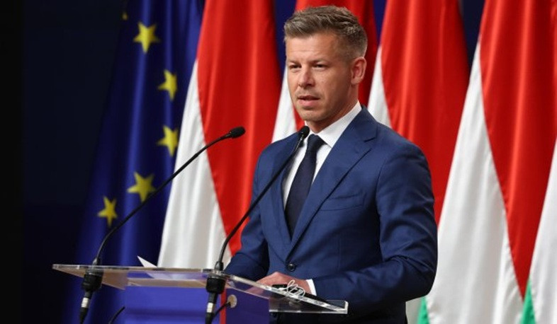 Флаг Евросоюза на фоне здания Совета ЕС в Брюсселе