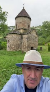 Никол Пашинян на фоне церкви V–VII веков в селе Лусаовит, Гегаркуник