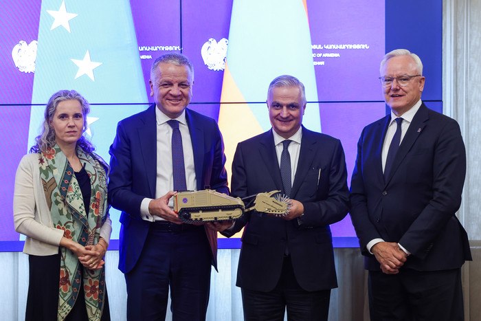 Церемония передачи машины разминирования ЕС в Ереване