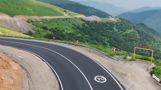 Дорога через Мегринский перевал в Сюникской области Армении