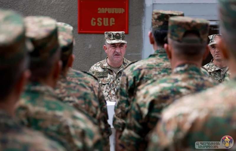 Эдуард Асрян на церемонии передачи боевого знамени в спецсоединении, Гегаркуник