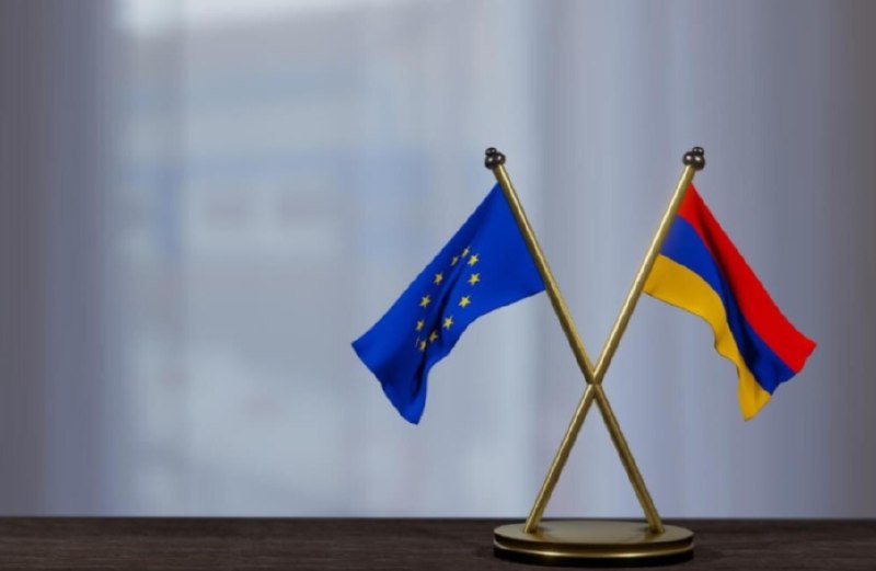 Флаг ЕС и Армении на фоне озера Севан, символизирующий финансовую поддержку