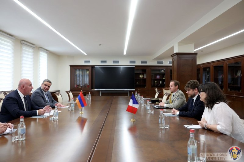 Церемония награждения французского атташе в Ереване, Армения