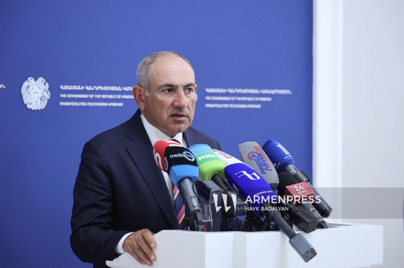 Премьер-министр Армении Никол Пашинян на брифинге после заседания правительства