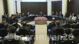 Заседание правительства Армении, министр экономики Геворг Папоян и премьер Никол Пашинян обсуждают экспорт