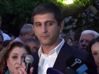 Акция сторонников у здания ЦИК в Ереване, участники с плакатами