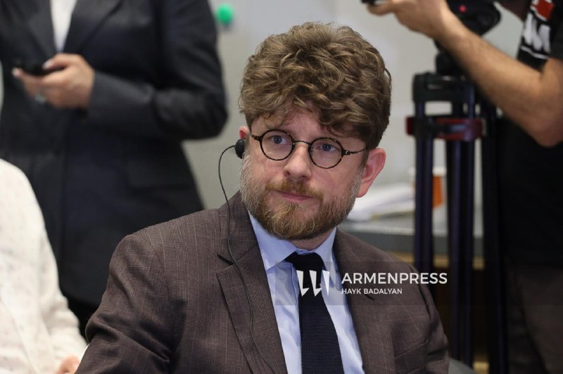 Посол Франции Оливье Декотиньи выступает на встрече с экспортерами в Армении, обсуждая экономическое сотрудничество, важное