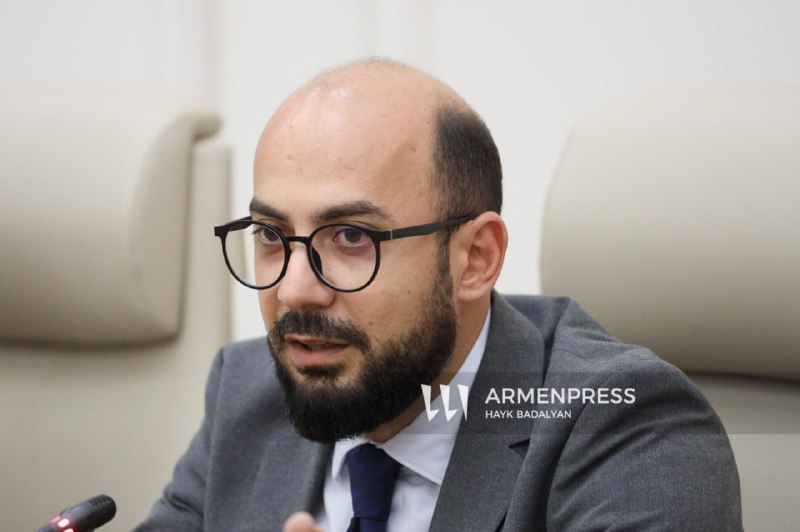 Артур Ованнисян на брифинге в парламенте, Севан