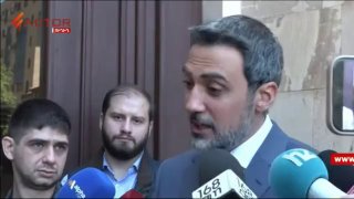 Арам Вардеванян, адвокат Роберта Кочаряна, выступает перед журналистами в Гегаркунике