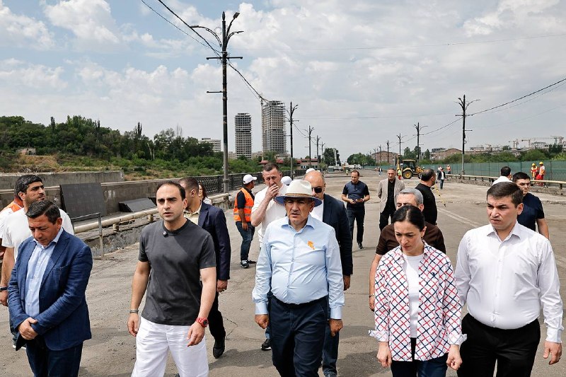 Премьер-министр Армении на ремонте моста Киевян в Севане, Гегаркуник