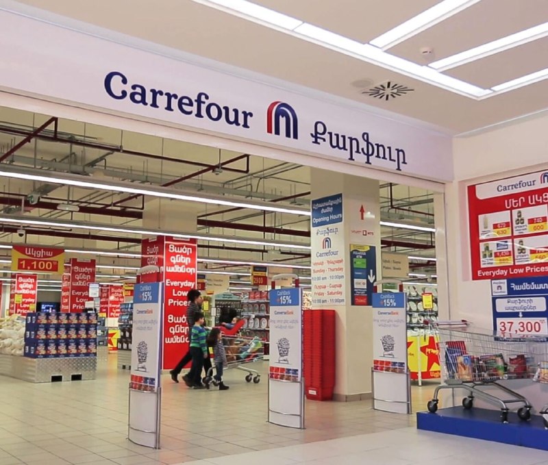 Проверка в Carrefour в Ереване: сотрудники осматривают полки с товарами