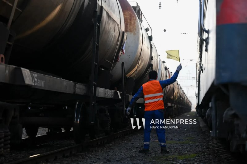 Железнодорожные цистерны с топливом на станции, поставка из Азербайджана в Армению, Гегаркуник