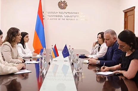 Министр юстиции Армении Србуи Галян и глава делегации ЕС Василис Марагос на встрече в Ереване