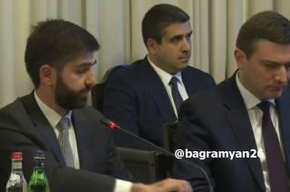Премьер-министр Армении Никол Пашинян выступает на встрече с предпринимателями