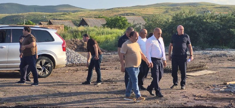Саргис Багиняна и инженеры ФТР осматривают школу в Ширакской области
