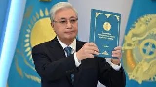 Президент Казахстана Касым-Жомарт Токаев на фоне флага
