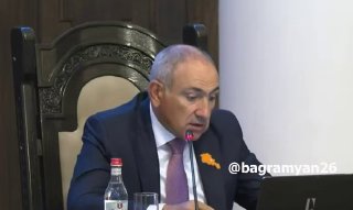 Сбор урожая абрикосов в садах Гегаркуникской области Армении